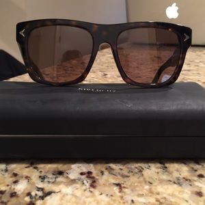 ⚡️SOLD⚡️GIVENCHY FLAT TOP SUNGLASSES